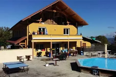 Chalet d’accueil et piscine du camping Marlice