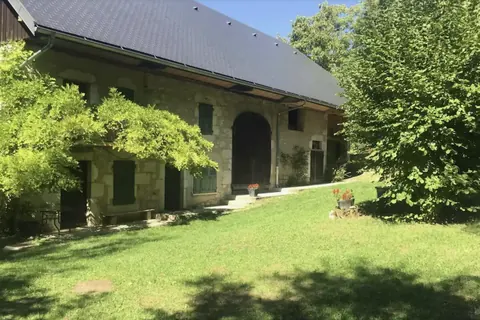 Ancienne ferme en pierre et sa pelouse ombragée