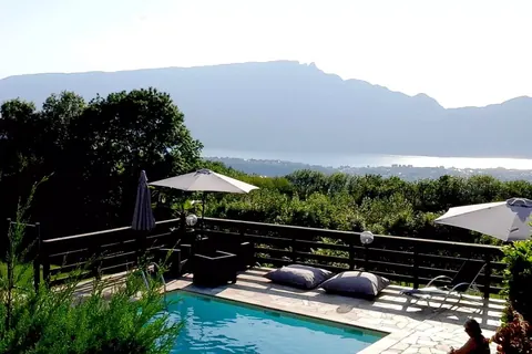 Piscine de l’Hôtel Bellevue avec vue sur le lac du Bourget et les montagnes