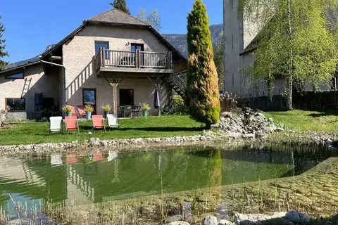 Maison de La jument verte au bord de son étang