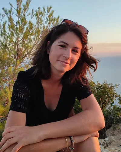 Portrait de Pauline au coucher du soleil, face à la mer